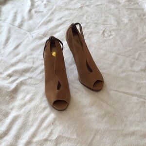 VS Women’s Tan Suede Peep-Toe Slingback Heels; sz 6.5